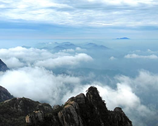 Picos de Huangshan asomando sobre un mar de nubes