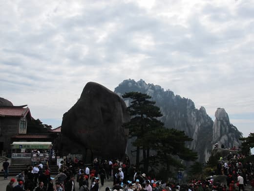 El Pino de Bienvenida con el pico Tiandu al fondo