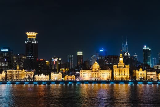El Bund iluminado de noche desde el río
