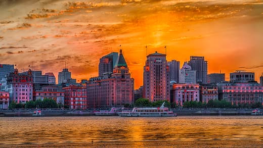 Fachadas del Bund iluminadas por el sol del atardecer