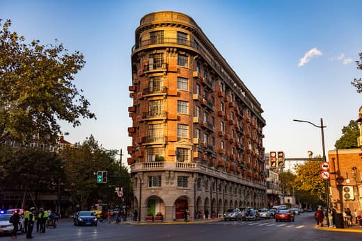 Edificio Wukang en forma de proa entre plátanos