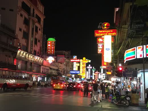 Calle Yaowarat de noche, llena de letreros luminosos