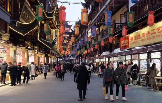 Calle del bazar de Yuyuan con farolillos y gente