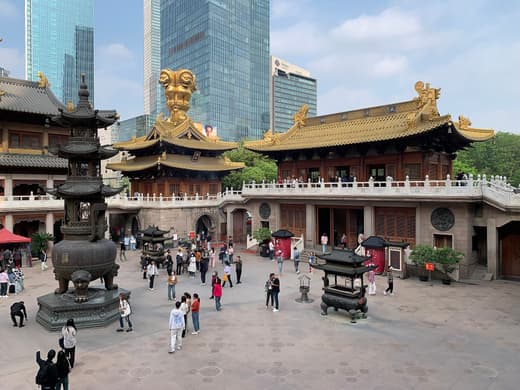 Tejados dorados del templo de Jing’an entre rascacielos