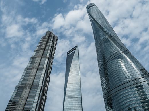 Las tres torres de Lujiazui vistas desde abajo