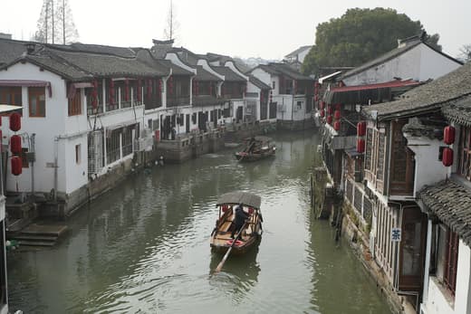Canal de Zhujiajiao con una barca y farolillos