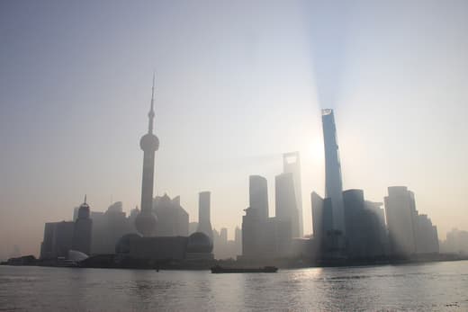 Skyline de Pudong entre la calima de la mañana