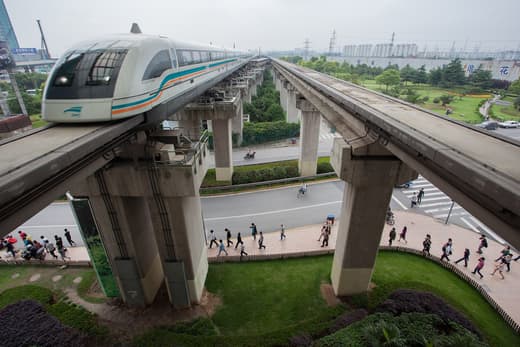 Maglev circulando por su vía elevada