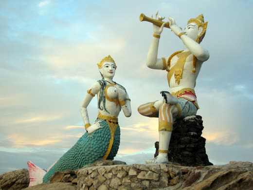 Estatuas de una sirena y un príncipe tocando la flauta al amanecer
