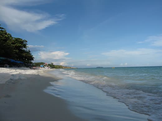 Playa curva de arena blanca y agua turquesa en Hat Sai Kaew
