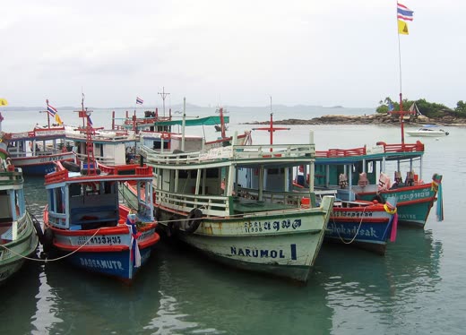 Barcos de madera tailandeses amarrados junto a la orilla