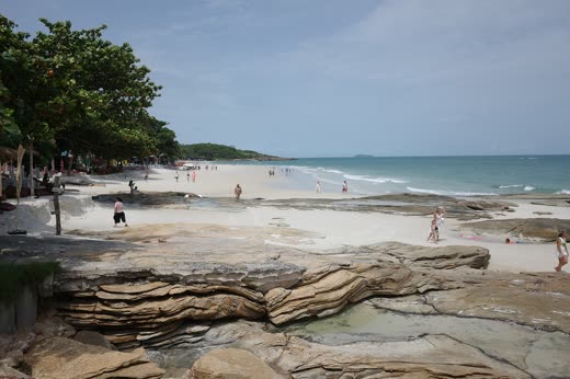 Playa de Koh Samet con rocas planas en primer término