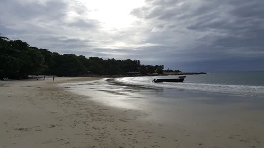 Bahía en media luna de Ao Wong Duean con un barco varado