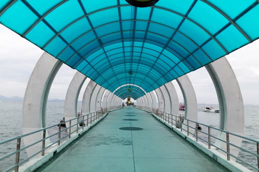Pasarela cubierta con techo turquesa del muelle de Na Dan