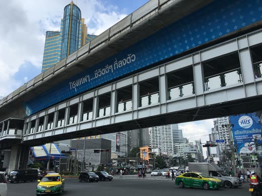 Viaducto del BTS sobre la calle Sukhumvit con taxis de colores