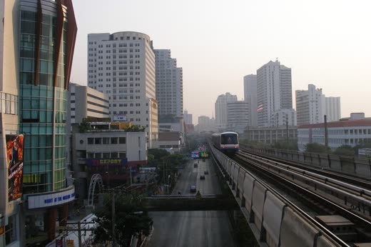 Tren del BTS circulando sobre la ciudad entre torres