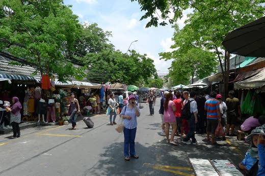 Pasillo abarrotado del mercado de Chatuchak con toldos