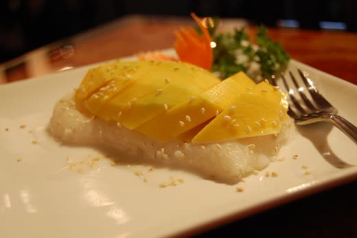 Plato de mango cortado sobre arroz glutinoso